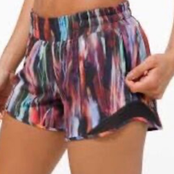 Lululemon Hotty Hot Short II Size 2 with a 4"
Inseam Chroma Fusion Multi Black - Picture 3 of 9